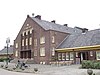 Verenigingsgebouw 't Zonnehuis, bouwstijl Amsterdamse School, aan achtergevel beeldengroep van Willem IJzerdraat en Marinus Vreugde