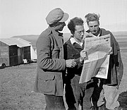 Чтение газеты «Давар» в кибуце Зора, 1937