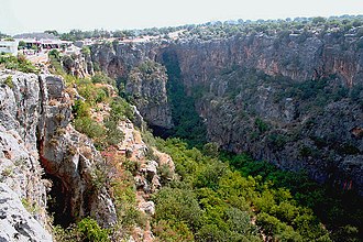 Cənnət çüxuru və ona düşən pilləkənlər