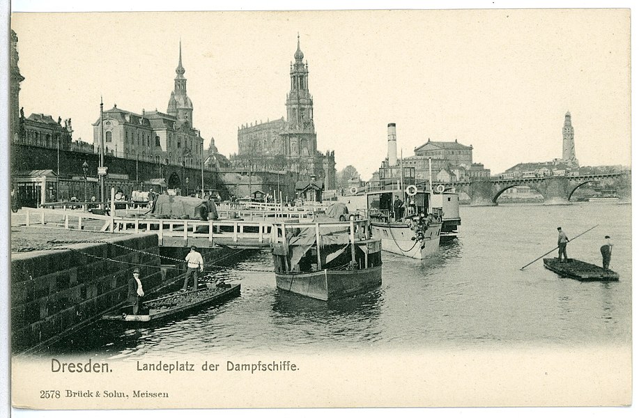 Dresden; Landeplatz der Dampfschiffe mit Dampfer und Floß, Brück & Sohn Kunstverlag Meißen, 1902, Nummer 02578