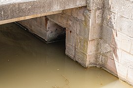 Kanaleinleitung unter der Brücke