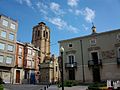 Kaupungintalo (oik.) ja Iglesia de las Santas Justa y Rufina (kesk.)