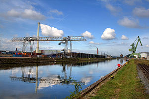 Hafen mit dem Schornstein des Kraftwerkes