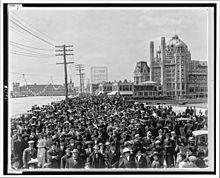 Atlantic City Boardwalk crowd in front of Marlborough-Blenheim Hotel in 1911 Atlantic City Boardwalk crowd in front of Blenheim hotel 1911 re-retouched.jpg