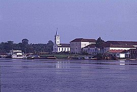 Orla da cidade vista do Rio Negro.