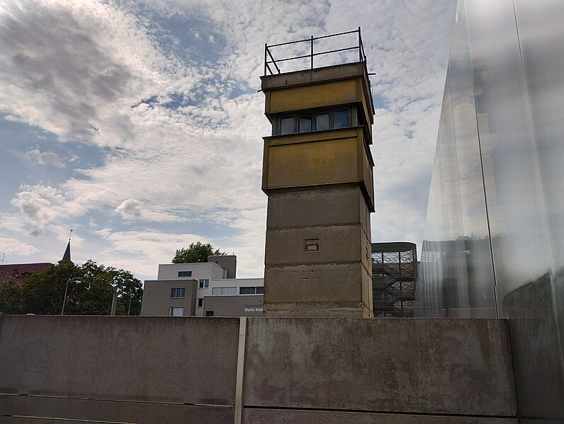 Tiedosto:Berlin Wall Watch Tower.jpg
