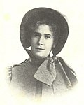 Photographie en noire et blanc du buste d'une jeune femme de la Belle Époque avec un bonnet-cône