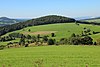 Blick von der Weiherkuppe südwestwärts zum Schwarzenhauck; halblinks dahinter der Ebersberg