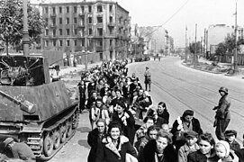 Bundesarchiv Bild 101I-695-0423-13, Warschauer Aufstand, fluchtende Zivilisten.jpg