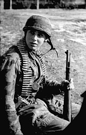 German paratrooper with rifle, pistol, stick grenade and belt of machinegun ammunition in Tunisia, near the Algerian border Bundesarchiv Bild 101I-788-0009-13A, Tunesien, Fallschirmjager mit Gewehr u. Munitionsgurt.jpg