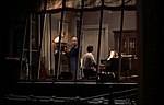 『裏窓』（1954年） 作曲家の部屋で時計のネジを巻く。