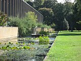 Une vue du jardin d'eau le long du côté ouest du site, vers le petit pont qui faisait partie de la séquence d'entrée d'origine.