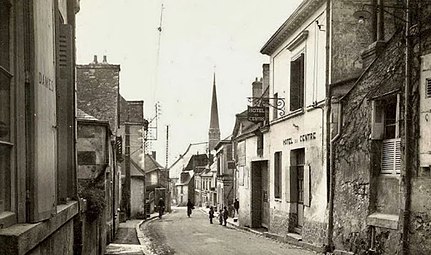 Photographie en noir et blanc d'un centre-ville.