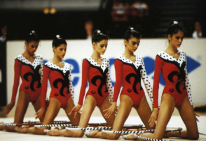 Posición inicial del exerciciu de 5 aros nel Mundial de Viena (1995).