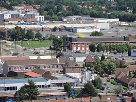 Le centre commercial Carrefour occupe le carreau de la fosse Jean Bart. L'espace vert en avant-plan est le carreau de la fosse Villars.