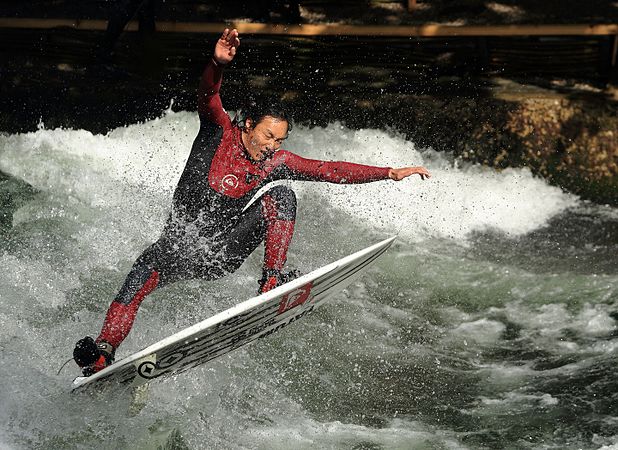 图为在德国慕尼黑艾斯巴赫人造河上的冲浪者。