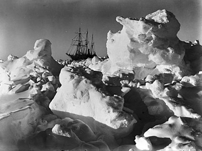 L'Endurance pris dans les glaces en février 1915, par Frank Hurley