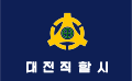 Antiga bandeira de Daejeon, Coreia do Sul (1972-1995) contém uma pequena cruz verde do sol no centro