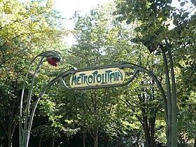 Habillage Guimard de l’accès réutilisé par la station Gambetta par la place Martin-Nadaud.