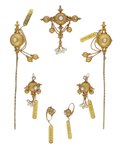 Garnityr i guld bestående av en brosch, två hårnålar samt ett par större och ett par mindre örhängen.