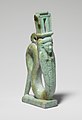 Amuleto de Hathor como un ureo que luce un tocado naos, de principios o mediados del primer milenio antes de Cristo.
