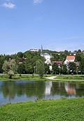 Blick Richtung Nordnordosten vorbei an katholischer Kirche von Heiligenstadt zum Schlossberg mit rund 1 km entfernten Schloss Greifenstein