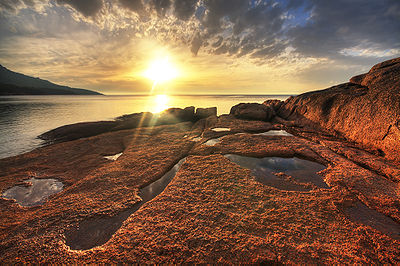 Matahari terbenam di Teluk Honeymoon, Semenanjung Freycinet, Tasmania, Australia.