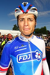 Portrait d'un coureur cycliste portant un casque.