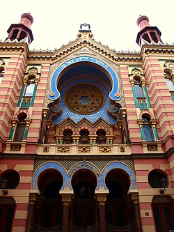 Pohled na průčelí Jeruzalémské synagogy