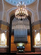 avec son orgue,