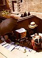 Spitzenklöpplerin an der Kathedrale von Le Puy-en-Velay