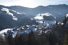 Libingen mit Hügelkette Chrüzegg–Schnebelhorn im Hintergrund