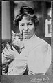 Zwischen 1904 und 1914. Die Schriftstellerin und Fotografin Marie Goslich mit Katze