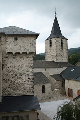 Kyrkan Saint-Victor från Nages och slottet