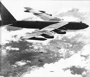 Pommejaan pudottava Boeing B-52 Stratofortress.