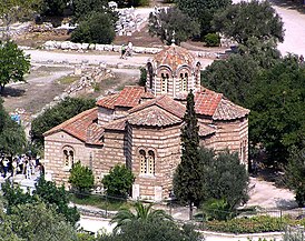 La bizantina Iglesia de los Santos Apóstoles, Atenas, muestra una planta de cruz griega con una cúpula central y el eje marcado por el nártex (vestíbulo transversal).