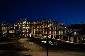 Die neuen Hotel­bauten bei Nacht.