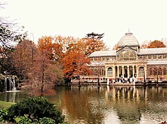 Palacio de Cristal de los Jardines del Retiro de Madrid en una foto otoñal.