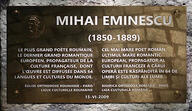Plaque sous la statue de Mihai Eminescu.