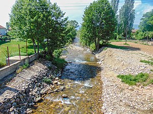 Плаваја низ селото