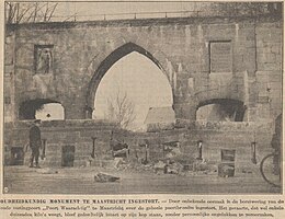 Krantenfoto februari 1936: de kantelen liggen ondersteboven voor de poort