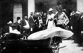 Frans Ferdinand ja hänen puolisonsa Sophie von Hohenberg poistuvat kaupungintalolta.