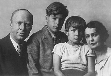 Prokofiev og familien i 1936, de hadde akkurat flyttet til Moskva