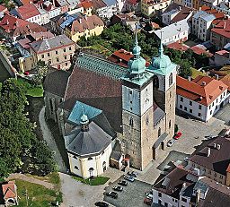 Letecký pohled na část Jakubského náměstí s kostelem sv. Jakuba Většího a farou