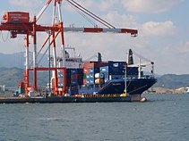 徳島小松島港コンテナターミナルに寄港中の高麗海運のコンテナ船RELIANCE
