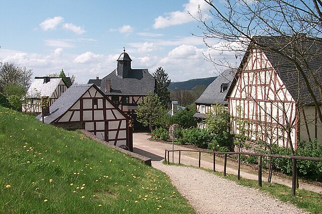 Der Hunsrückweiler im Freigelände des Museums Ronscheider Hof