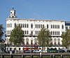 Gebouw van de voormalige Jachtclub, thans etnografisch museum. Monumentaal hoekpand, met gepleisterde lijstgevels, risalieten, boogvensters, doorlopende balcons met gietijzeren hekken en consoles. Torenvormig opgevatte ronde hoekpartij, bekroond door een klokkentorentje