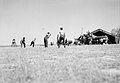 צוות האוויר בהפוגה בזמן שצוות הקרקע מטפל במטוס הקרב בשנים 1943–1945