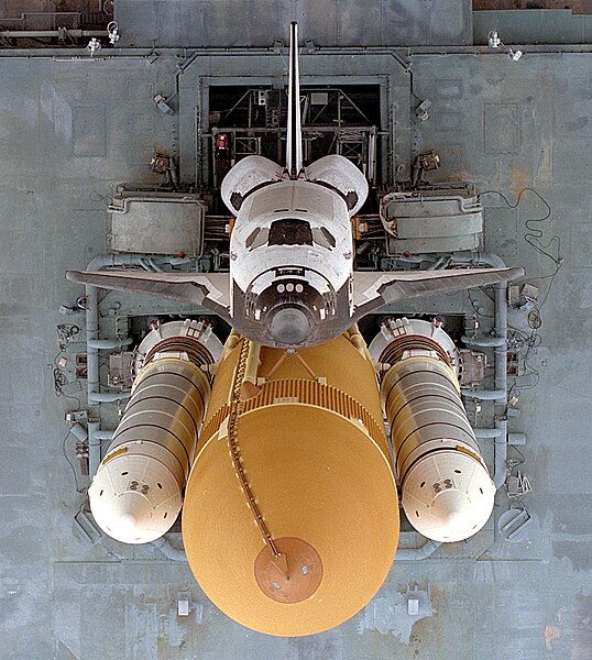 图为亚特兰提斯号航天飞机，为了飞行任务STS-79而展开从航天器装配大楼到39A发射台的漫长旅程，摄于1996年9月16日。