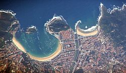 Vue aérienne de Saint-Sébastien : sur la droite, la plage de Zurriola, et sur la rive gauche du fleuve Urumea, la baie de La Concha avec ses deux plages.